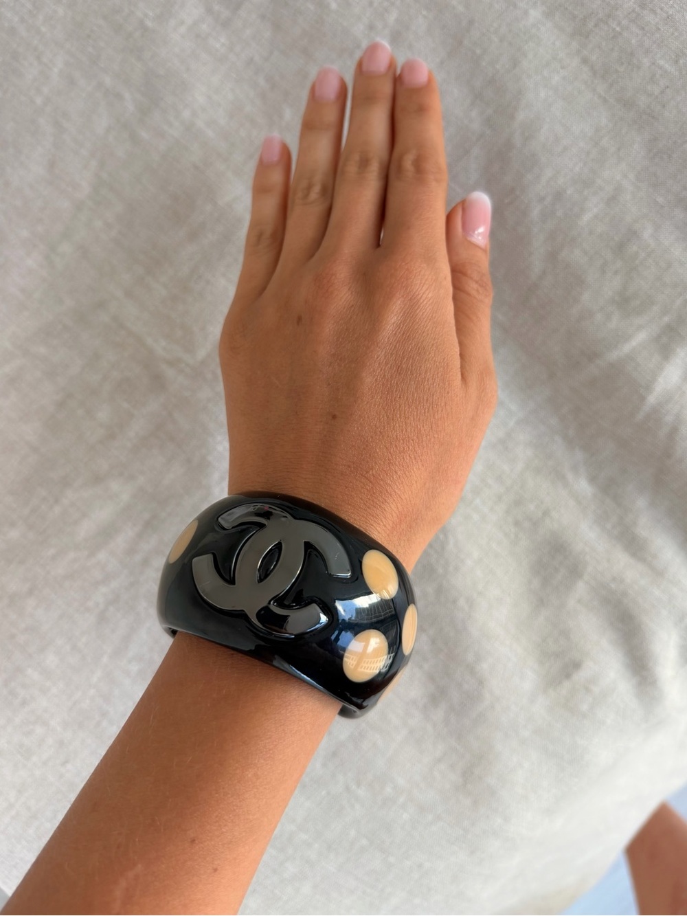 ✨CHANEL Black Resin Cuff with Beige Polka Dots🖤 - Picture 5 of 12